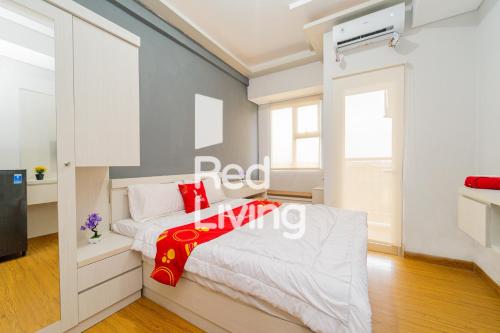 Ένα ή περισσότερα κρεβάτια σε δωμάτιο στο RedLiving Apartemen Transpark Juanda - Icha Rooms Tower Jade with Netflix