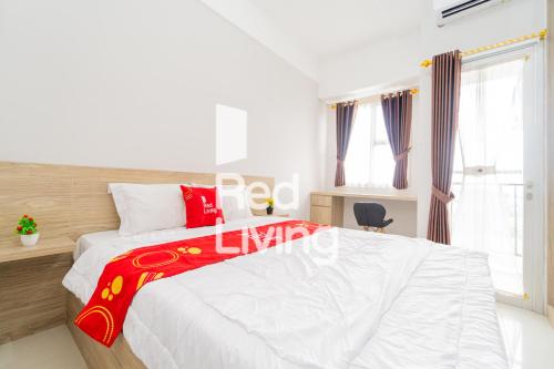 Ένα ή περισσότερα κρεβάτια σε δωμάτιο στο RedLiving Apartemen Transpark Juanda - Icha Rooms Tower Jade with Netflix