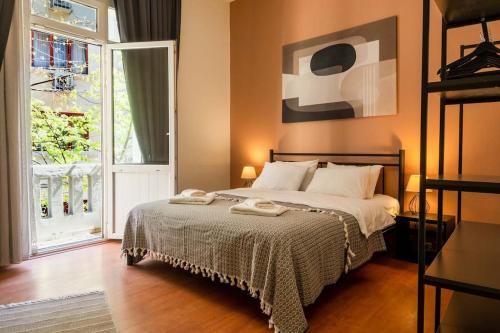 - une chambre avec un lit et 2 serviettes dans l'établissement 2BR Historical & Spacious Apt. In Heart of Taksim, à Istanbul