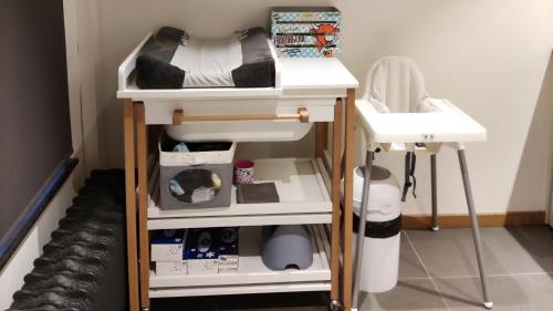 ein Schlafzimmer mit einem Etagenbett und einem Waschbecken in der Unterkunft La Cense du Noir Jambon in Silly