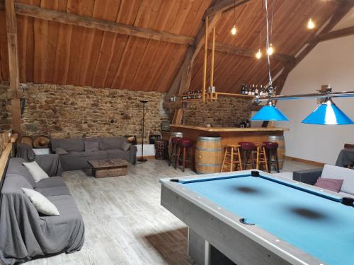 un salon avec une table de billard dans l'établissement Domaine des Maillets, à Blot-lʼÉglise