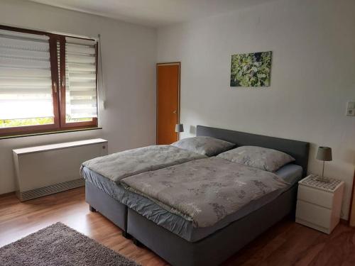 um quarto com uma cama num quarto com uma janela em Ferienhaus Heimes em Klotten