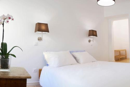 Two Bedroom Apt in Historic location - Close to the River with AC by Lisbeyond