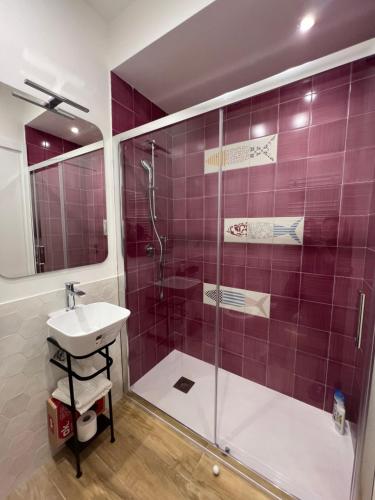 een badkamer met een glazen douche en een wastafel bij Plan B B&B in Napels