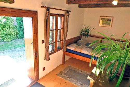 um quarto com uma cama, uma janela e uma planta em Casa Lopo em Vale