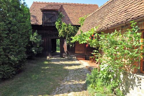 an external view of a house with a yard at Casa Lopo in Vale