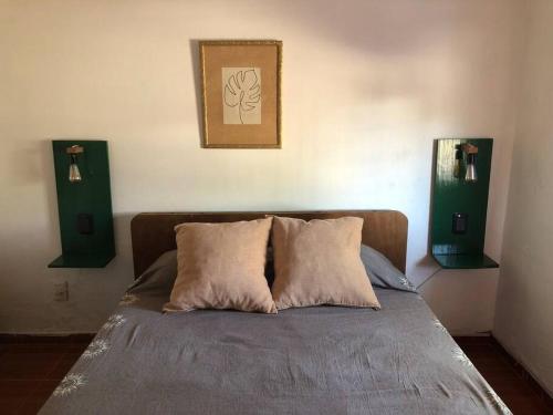 ein Schlafzimmer mit einem Bett mit zwei grünen Lautsprechern in der Unterkunft Las Abuelas in Salto