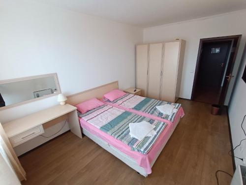 En eller flere senge i et værelse på Viva 6 apartment in hotel Stenata Pamporovo