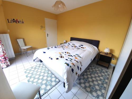 - une chambre avec un lit avec des oiseaux dans l'établissement LA MER A VOS PIEDS, à La Forêt-Fouesnant