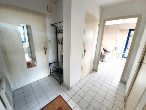 Cette chambre dispose d'un couloir avec un miroir et une cheminée. dans l'établissement LA MER A VOS PIEDS, à La Forêt-Fouesnant