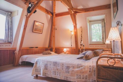 ein Schlafzimmer mit einem großen Bett in einem Zimmer in der Unterkunft Villa de rêve in Couze-et-Saint-Front