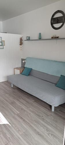 a bed sitting on the floor in a room at Aux pieds des pistes refait à neuf in Superdevoluy