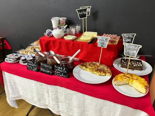 een tafel met borden eten en borden erop bij Torino Chic in Turijn