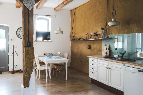 une cuisine avec une table et une salle à manger dans l'établissement Elmenhof, à Elmenhorst