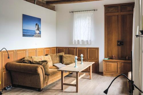 - un salon avec un canapé et une table dans l'établissement Elmenhof, à Elmenhorst