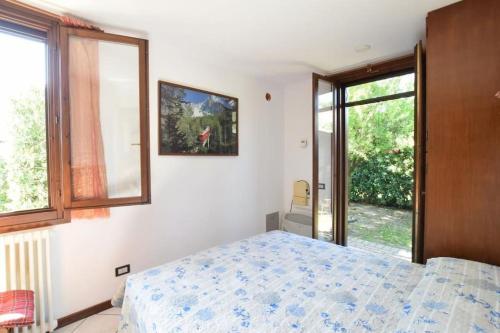 um quarto com uma cama e uma janela em VILLA MAGNOLIA vicino al mare em Ilha Albarella