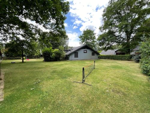 a yard with a golf course in the grass at Luett Huus in Gartow