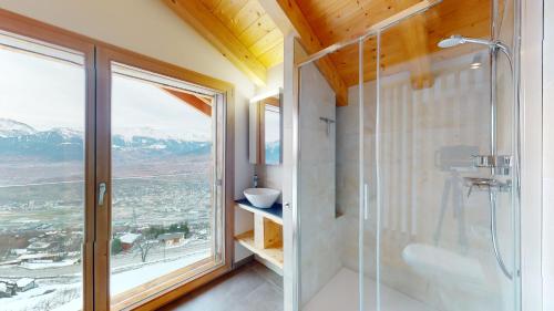 łazienka z prysznicem i dużym oknem w obiekcie Teddy's VIEW & QUIET chalet 6 pers w mieście Agettes