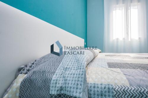 a bedroom with a bed with a blue wall at Villa Ricky, a pochi passi dal mare in Lascari