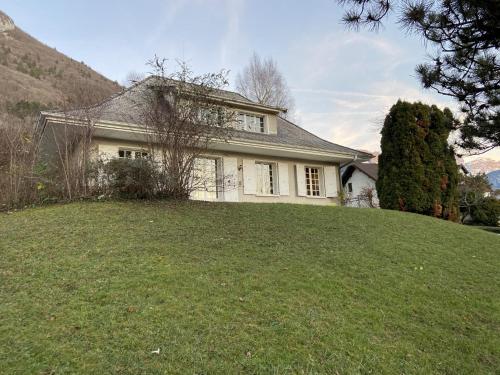una casa en la cima de una colina en La casa du Cerisier en Veyrier-du-Lac