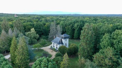 an aerial view of a house in the woods at La Maison Maroc in Les Dubois