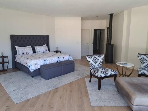 1 dormitorio con 1 cama y sala de estar en Villa with exquisite mountain and sea views…, en Ciudad del Cabo