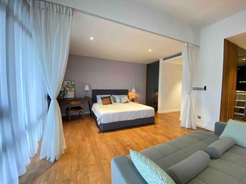 1 dormitorio con 1 cama y 1 sofá en Anggun Residence Modern Suites with Netflix 3Mins to Monorail KL Near KLCC en Kuala Lumpur