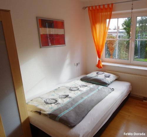 a bedroom with a bed with towels and a window at Ferienwohnung Dorada in Neukirch