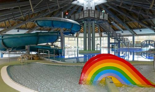 a pool with a rainbow in a water park at Luett Huus in Gartow