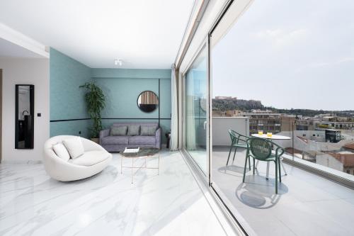 uma sala de estar com um sofá e uma mesa em Enattica Suites em Atenas