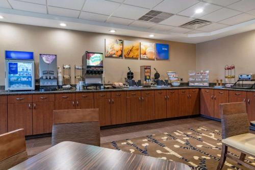 a restaurant with a cash register and a barber shop at Comfort Inn Glenmont - Albany South in Glenmont