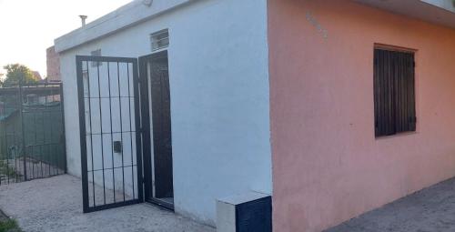 una puerta a un edificio con una valla en LOS PINARES en Mar del Plata