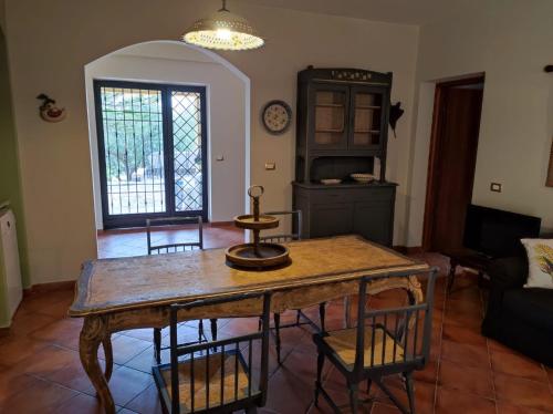 a living room with a wooden table and chairs at Poggio Delle Palme in Campobello di Licata