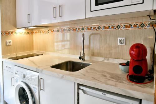 Kuchyňa alebo kuchynka v ubytovaní WonderStays Apartamentos Vela
