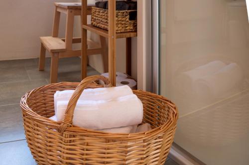 uma cesta cheia de papel higiénico num quarto em Marhof Pustertal em Anras