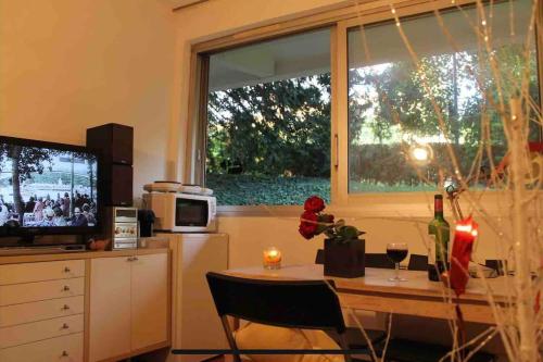 une cuisine avec une table et une fenêtre dans l'établissement Nice studio in the heart of Sceaux, à Sceaux