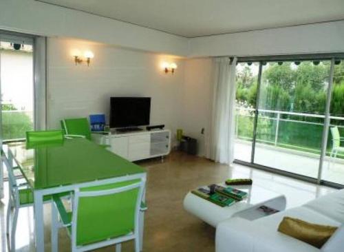 Three bedroom, two bathroom apartment in Cannes with large terrace - 880