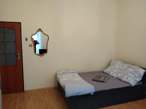 Posteľ alebo postele v izbe v ubytovaní Pokój w prywatnym mieszkaniu 25m centrum Wrocławia