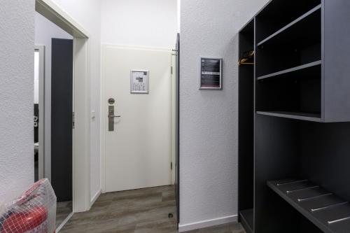 een kamer met een spiegel en een kast bij Royale Apartaments Central City Cologne in Keulen