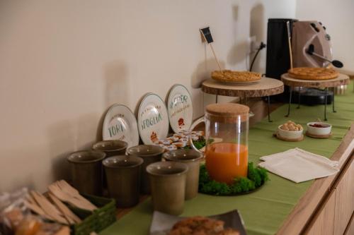 un tavolo con una tovaglia verde, con cibo e succo d'arancia di Tenuta Pascarella Bed & Breakfast a Frasso Telesino