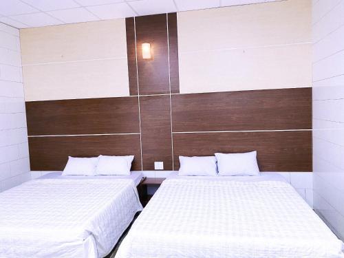 Khách sạn Ngọc Bích 2 tesisinde bir odada yatak veya yataklar