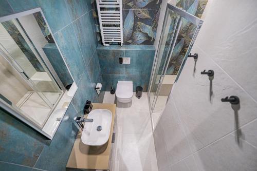 uma casa de banho com WC, lavatório e espelhos em Apartament Kilińskiego 17a,2 em Szklarska Poręba