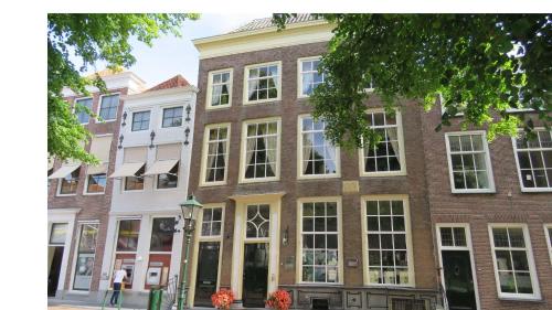 a brick building on a street in a city at B&B Monumentaal Logeren in Zierikzee