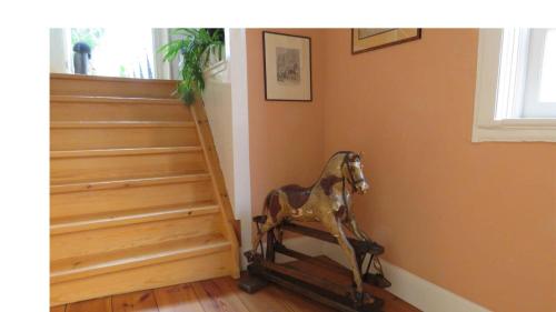 a statue of a horse sitting next to a staircase at B&B Monumentaal Logeren in Zierikzee