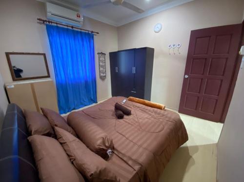 KimanisにあるHomestay Kimanis Paparのベッドルーム1室(ベッド1台、ソファ1台、ドア付)