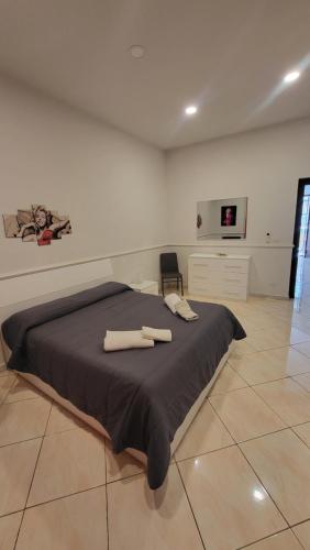 een slaapkamer met een bed met twee handdoeken erop bij Saint Cristofer house in Catania