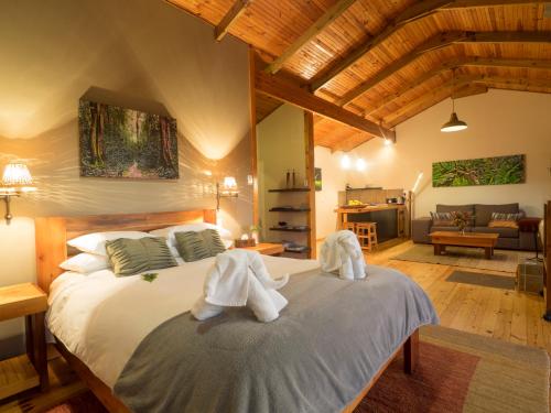 雷因恩道尔克里夫汗格尔小屋酒店的卧室里有一张大床，床上铺着毛巾。