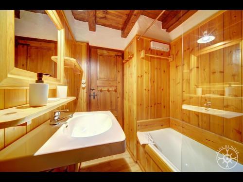 un bagno con lavandino, doccia e vasca di CASA PINS de Alma de Nieve a Baqueira-Beret