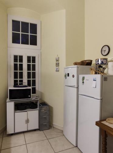 Il comprend une cuisine équipée de 2 réfrigérateurs et d'un four micro-ondes. dans l'établissement Gîte Mathurine, à Le Boupère