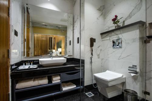 Bilik mandi di Palchan Hotel & Spa - A member of Radisson Individuals Retreats